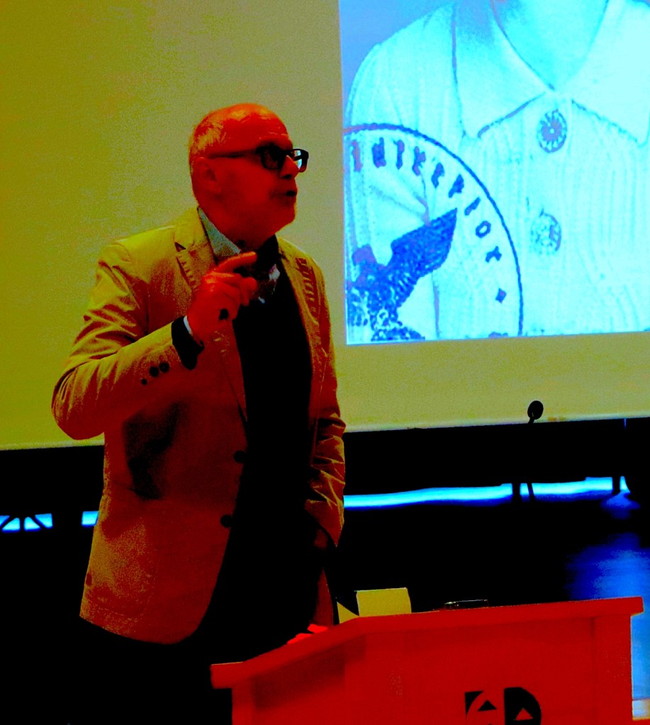 Clemens Pongratz talking about Jewish history at a secondary school in Bad Kötzting in April 2022.